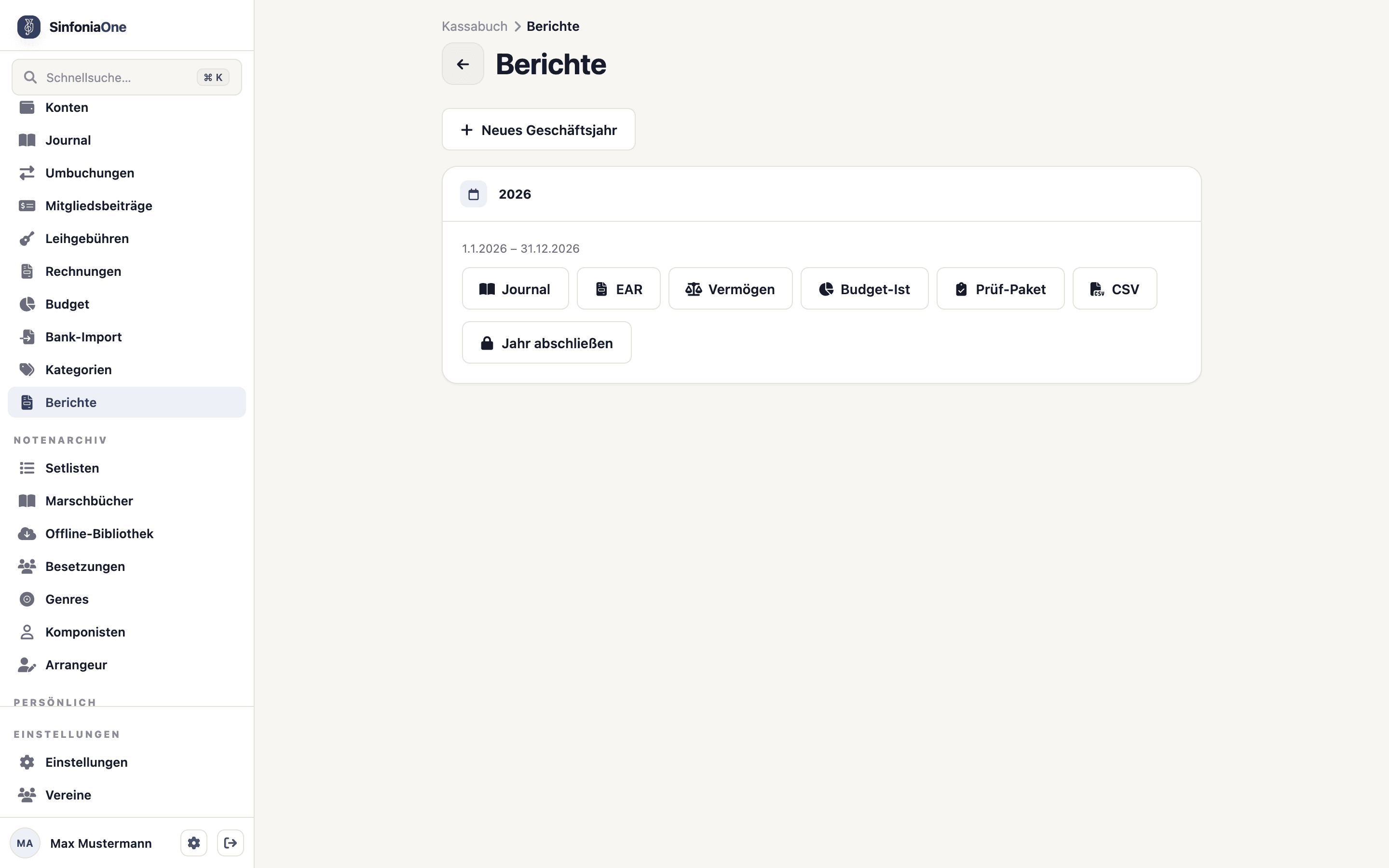 Berichte (FinanceReportsScreen) mit Button „Geschäftsjahr abschließen" und Liste der verfügbaren Berichte